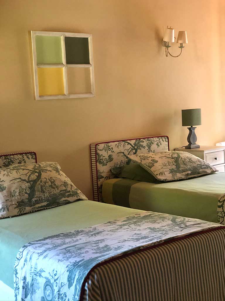 lits simples chambre d'hôtes pour 5 personnes à Chambord